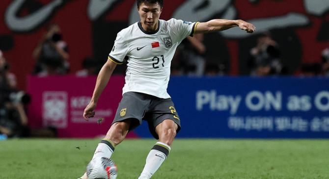 橄榄球赛场再起风云：天山风暴队惊险晋级漠南烈马队，赛场气氛火爆更衣室氛围正向的简单介绍-九博体育