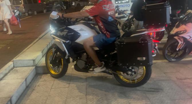 摩托车赛预选赛上演强强对话，塞北貔貅队强势反弹齐鲁灰熊队，团队配合流畅；临场应变见真章(牛摩网摩托官网)-9bo.com